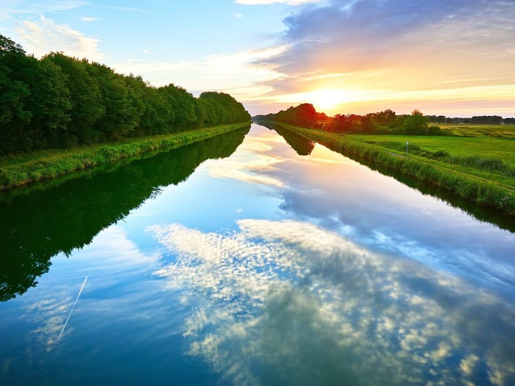 Ruhige Kreuzfahrtstimmung am Mittellandkanal im goldenen Abendlicht