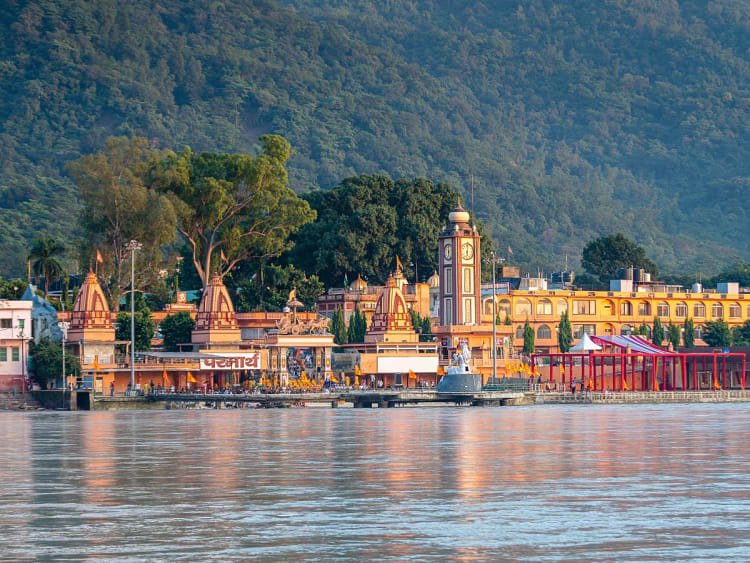 Diese Kreuzfahrt am Ganges f&uuml;hrt vorbei an Tempeln und kulturellen Uferansichten