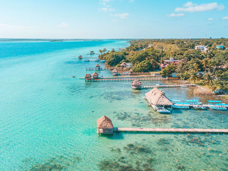 Kreuzfahrt-Idylle pur: T&uuml;rkisblaues Wasser und Palapas entlang der K&uuml;ste