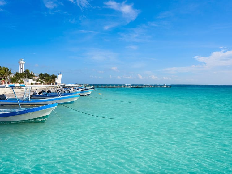 Ein perfekter Stopp f&uuml;r Ihre Kreuzfahrt: Boote an der K&uuml;ste der mexikanischen Riviera