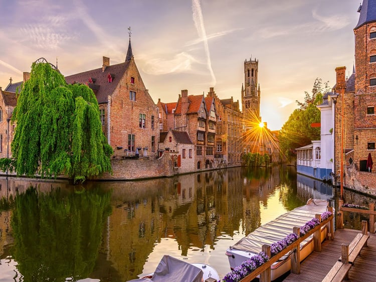 Kreuzfahrt-Stopps in der Benelux-Region lohnen sich: malerische Kan&auml;le und mittelalterliches Flair