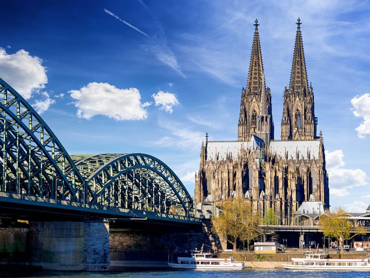 K&ouml;ln, Deutschland &ndash; Blick auf den Dom mit Rhein l&auml;dt zur Kreuzfahrt ein