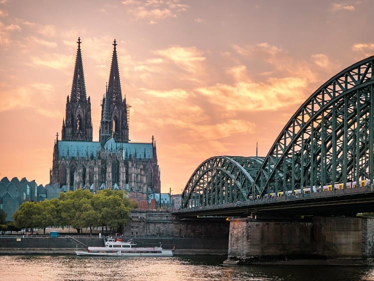 K&ouml;ln, Deutschland &ndash; Bezaubernde Stadtsilhouette mit Dom und funkelndem Wasser