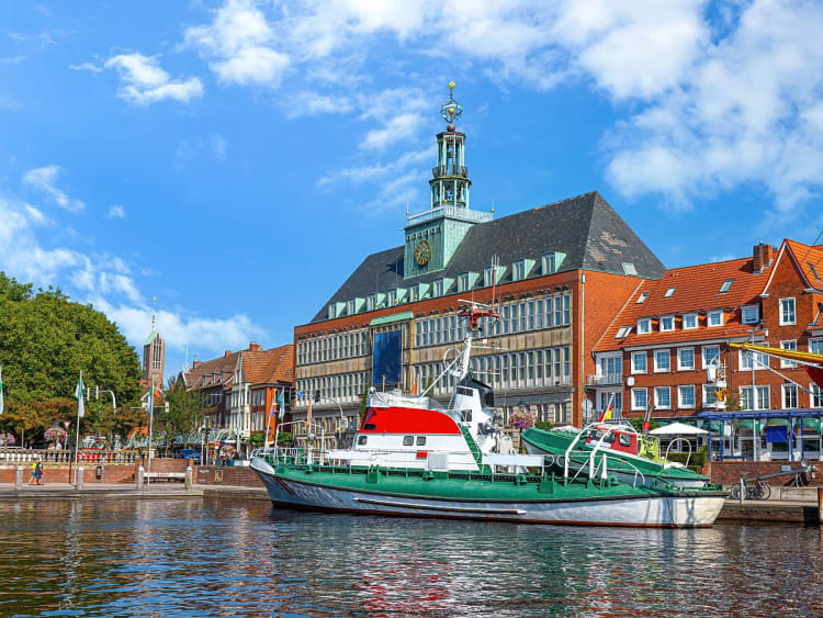 Emden, Allemagne &ndash; Port pittoresque avec charme de vieille ville et promenade au bord de l&rsquo;eau