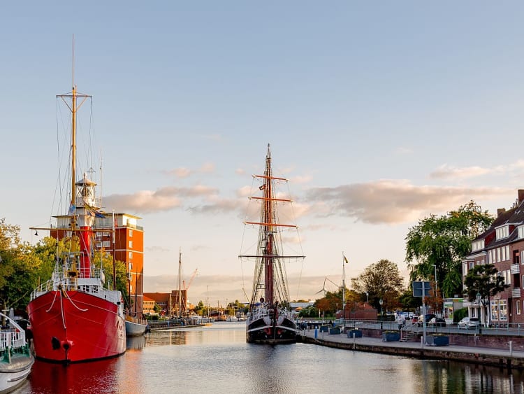 Emden, Deutschland &ndash; Abendlicher Hafenblick am Delft f&uuml;r Ihre n&auml;chste Kreuzfahrt