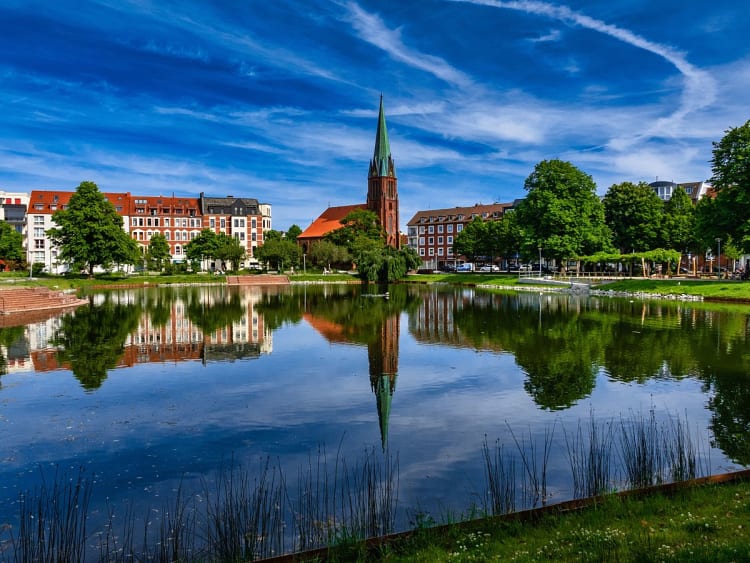 Bremerhaven, Deutschland &ndash; Ruhiger Holzhafen mit Blick auf die Christuskirche