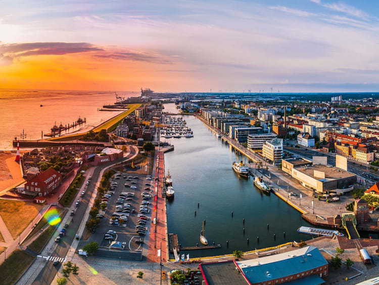 Bremerhaven, Deutschland &ndash; Bezaubernder Sonnenuntergang am Hafen