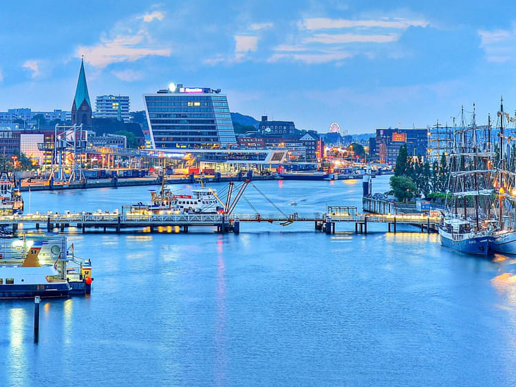 Kiel, Deutschland &ndash; Blick &uuml;ber den modernen Stadthafen