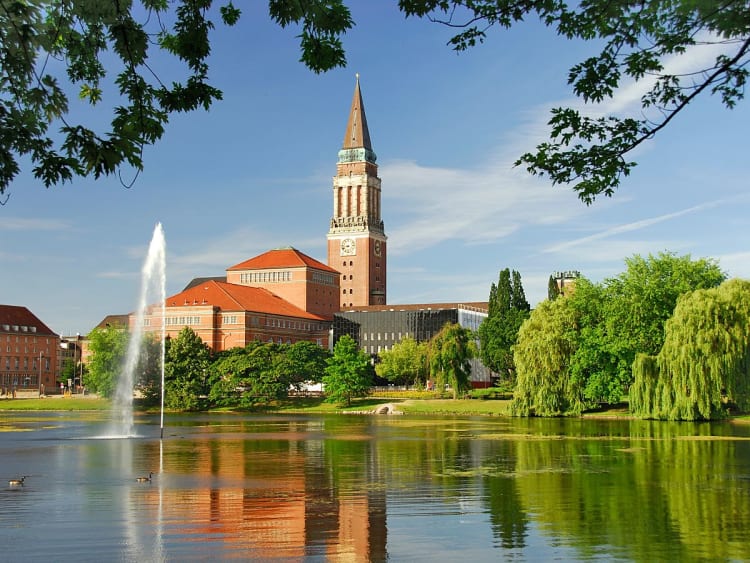 Kiel, Deutschland &ndash; Beeindruckender Blick auf Rathausturm, Opernhaus und Hiroshima-Park