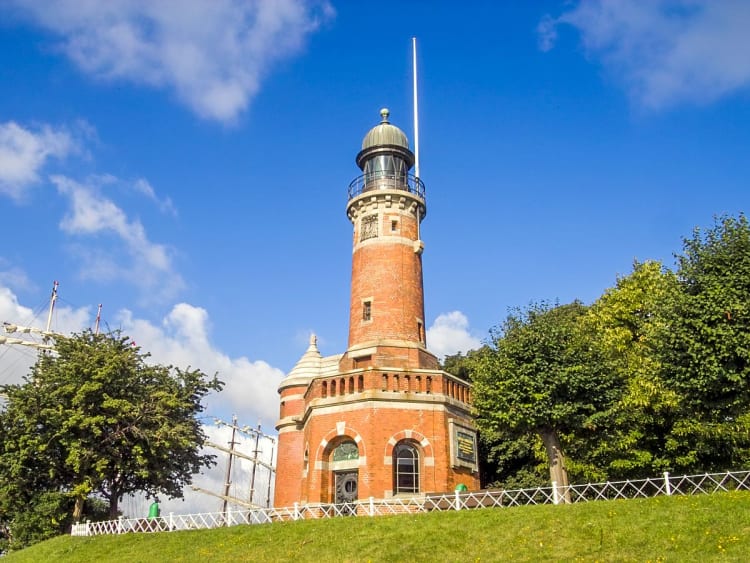 Kiel, Deutschland &ndash; Historischer Leuchtturm Holtenau am Ufer der Kieler F&ouml;rde