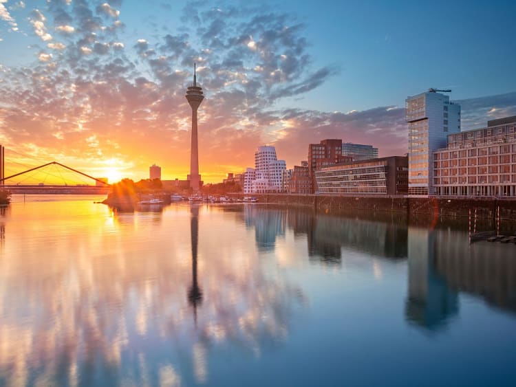 D&uuml;sseldorf, Deutschland &ndash; Strahlender Sonnenaufgang &uuml;ber dem Rhein