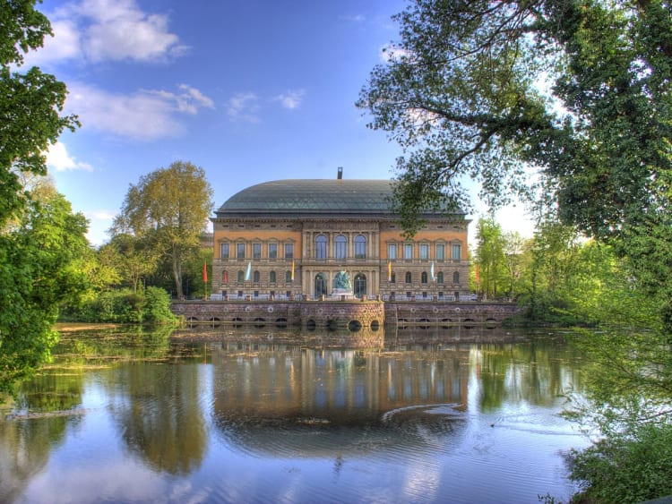 D&uuml;sseldorf, Deutschland &ndash; Historisches Museumsgeb&auml;ude in gr&uuml;ner Parklage