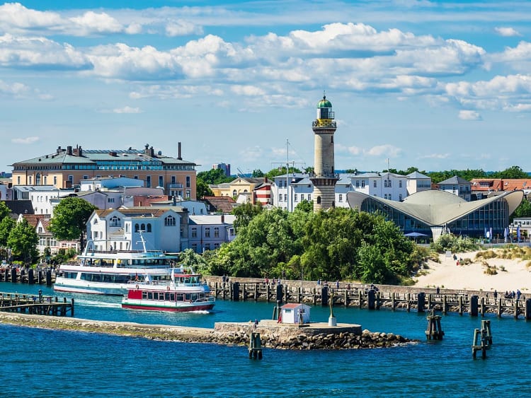 Warnem&uuml;nde, Deutschland &ndash; traumhafter Leuchtturmblick verf&uuml;hrt zum Verweilen
