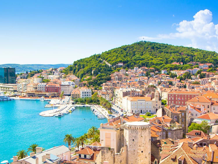 Split, Kroatien &ndash; wundersch&ouml;ne K&uuml;stenstadt mit Marjan-H&uuml;gel im Hintergrund