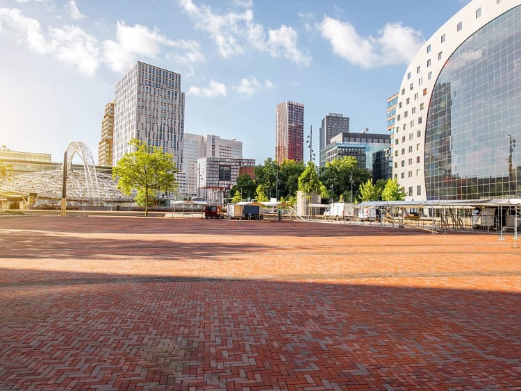 Rotterdam, Niederlande &ndash; zentraler Platz mit ikonischer Markthalle im Sonnenlicht