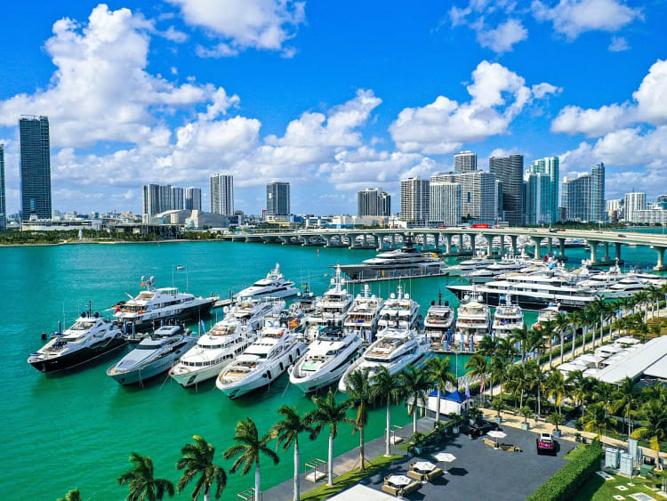 Miami, USA &ndash; traumhafter Blick auf Marina und schimmernde Skyline