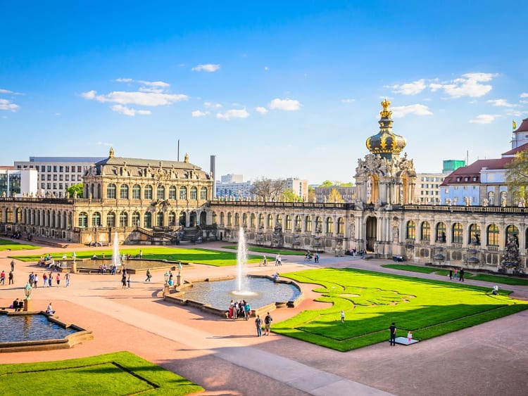 Dresden, Deutschland &ndash; Innenhof des Zwingers mit Springbrunnen