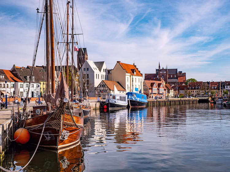 Wismar, Deutschland &ndash; Uferpromenade am Alten Hafen