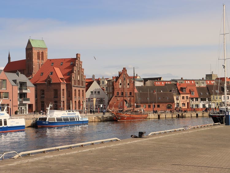 Wismar, Deutschland &ndash; Alter Hafen mit St.-Nikolai-Kirche, Zollhaus und Wassertor