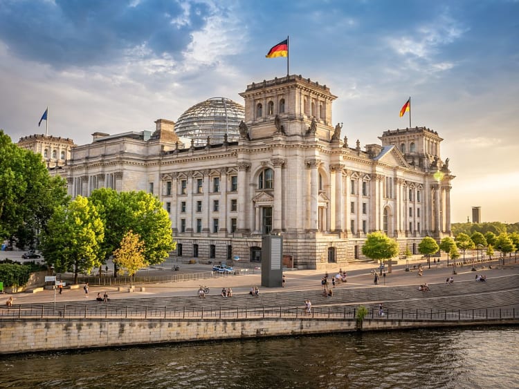 Berlin, Deutschland &ndash; Regierungsviertel mit Reichstag, Bundeskanzleramt und Spree