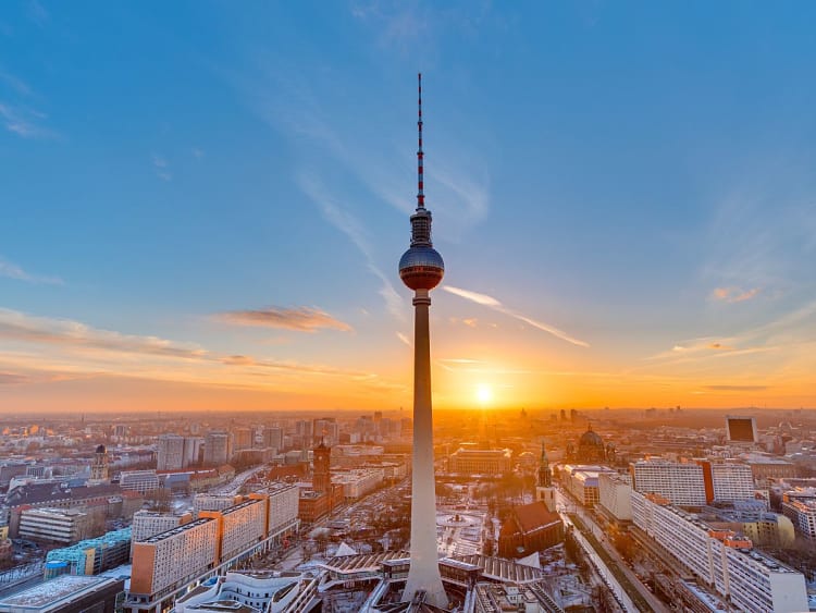 Berlin, Deutschland &ndash; Fernsehturm am Alexanderplatz im Abendlicht