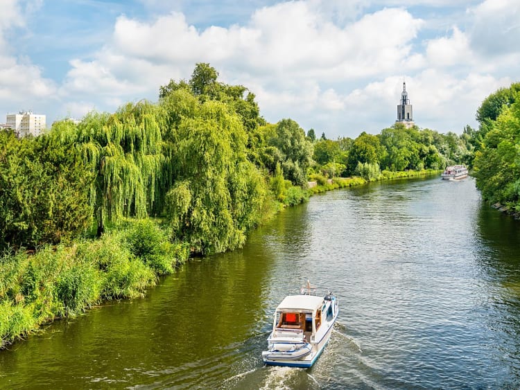Potsdam, Deutschland &ndash; Ruhige Havel l&auml;dt zur Entdeckung per Schiff ein