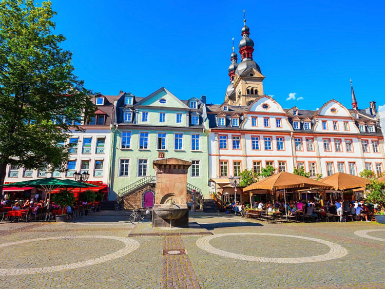Koblenz, Deutschland &ndash; Klassizistischer Brunnen von 1806 auf dem Platz &bdquo;Am Plan&ldquo;