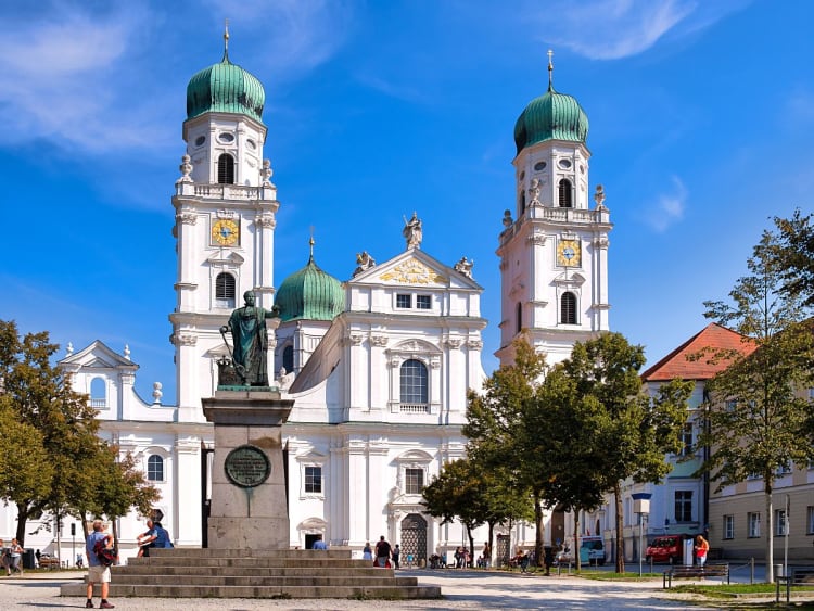 Passau, Deutschland &ndash; St.-Stephans-Dom mit Maximilian-Joseph-Statue