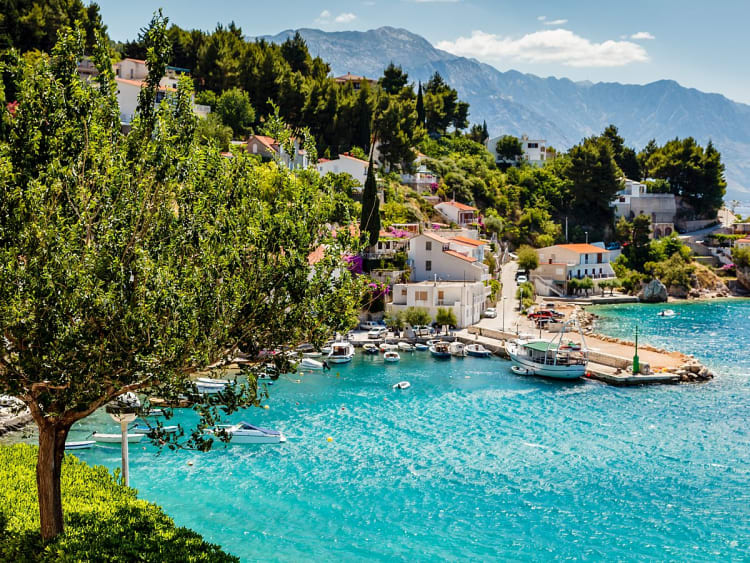 Split, Kroatien &ndash; Adriabucht mit K&uuml;stendorf