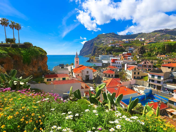 Madeira, Portugal &ndash; Blick auf bunte H&auml;user von C&acirc;mara de Lobos