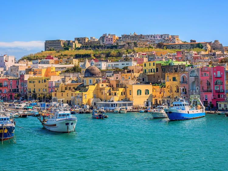 Neapel, Italien &ndash; Malerischer Hafen mit Booten und leuchtenden Hausfronten