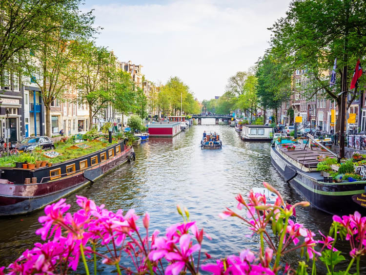 Amsterdam, Niederlande &ndash; Kanalblick mit Hausbooten