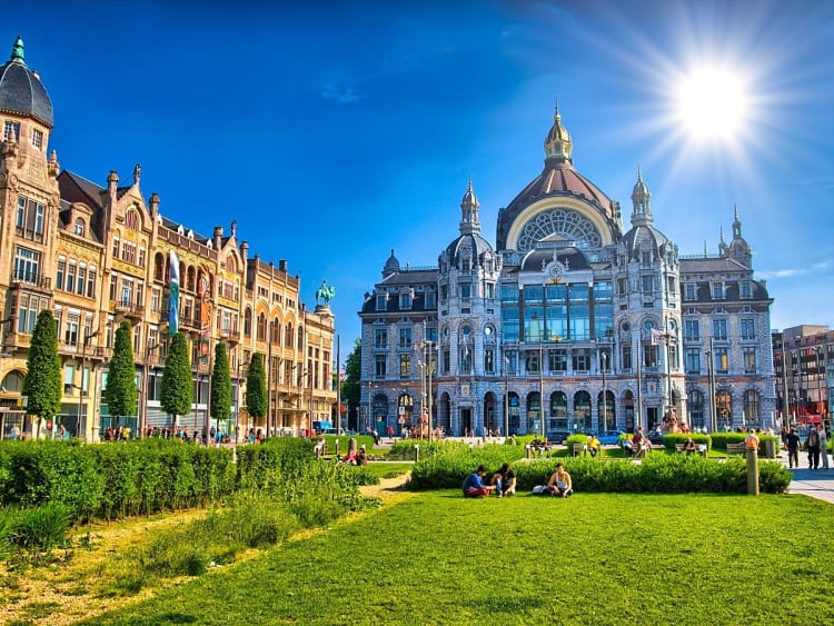 Antwerpen, Belgien &ndash; historischer Hauptbahnhof mit Kuppelbau