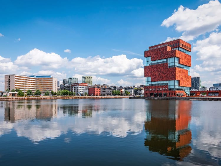 Antwerpen, Belgien &ndash; Skyline &uuml;ber dem Hafen mit Lagerh&auml;usern