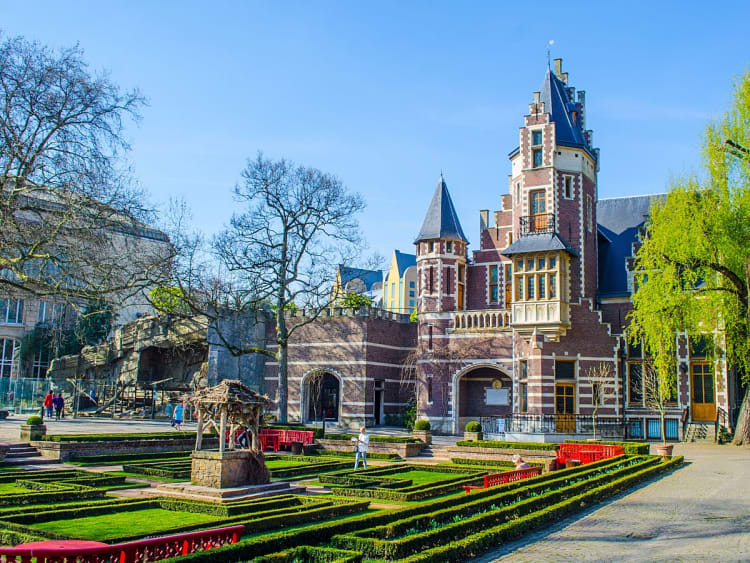 Antwerpen, Belgien &ndash; gepflegter Zoo‑Garten mit bunten Blumenbeeten