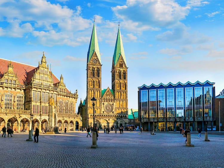 Bremen, Deutschland &ndash; Rathaus und Bremer Dom auf dem belebten Marktplatz