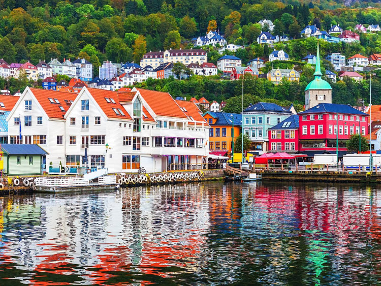 Bergen, Norwegen &ndash; malerischer Fjordblick mit Bergen im Hintergrund