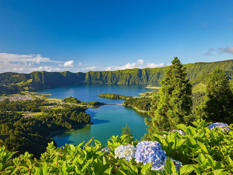 Ponta Delgada, Azoren - Blick in die Vulkan‑Caldera auf duale Kraterseen Lagoa Azul