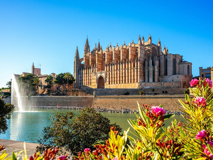 Palma de Mallorca, Spanien &ndash; gotische Kathedrale mit hohen T&uuml;rmen und Wasserfront
