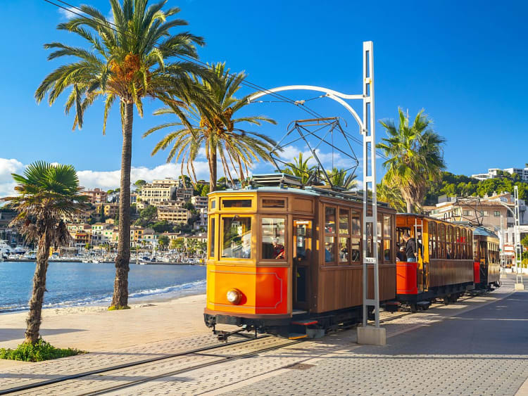 Palma de Mallorca, Spanien &ndash; historische orangene Stra&szlig;enbahn