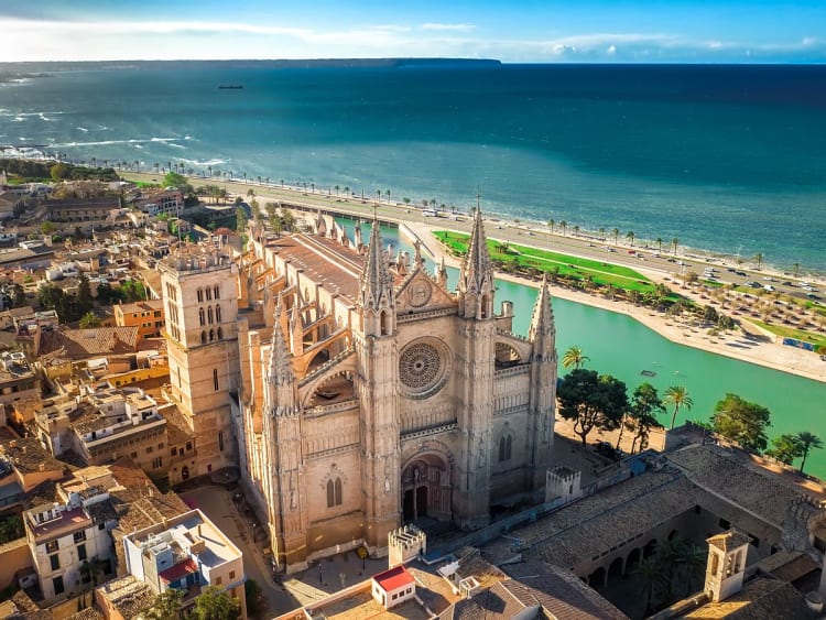 Palma de Mallorca, Spanien &ndash; majest&auml;tische gotische Kathedrale an der Wasserfront