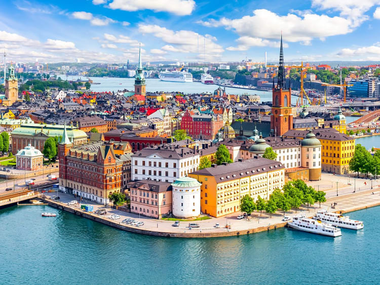 Stockholm, Schweden &ndash; Panoramablick &uuml;ber bunten Giebelh&auml;usern