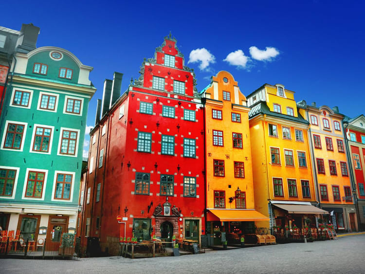 Stockholm, Schweden &ndash; historische Gassen der Gamla Stan mit bunten Giebelh&auml;usern