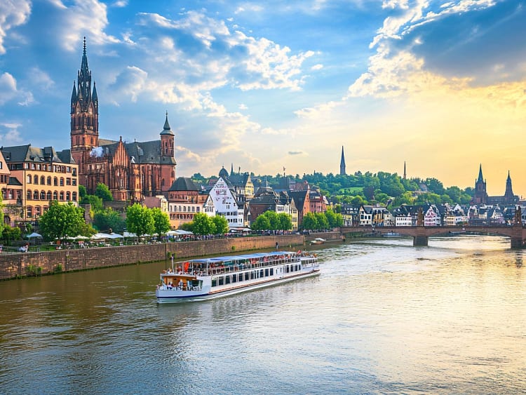 Mainz, Deutschland &ndash; goldenes Abendlicht reflektiert im Rhein