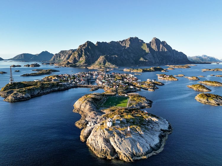 Lofoten, Norwegen &ndash; Fu&szlig;ballplatz zwischen Atlantik und Felsen