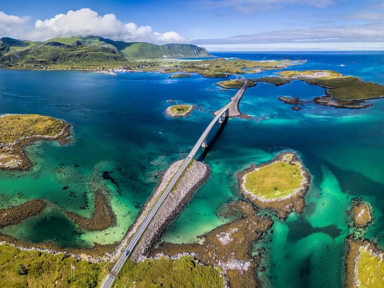 Lofoten, Norwegen &ndash; geschwungene Fredvang‑Br&uuml;cken &uuml;ber t&uuml;rkisblauem Fjord