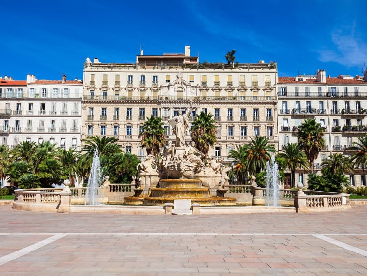 Toulon, Frankreich &ndash; weitr&auml;umiger Platz mit Brunnen und Palmen im Zentrum urbaner Platzarchitektur