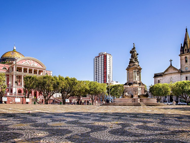 Manaus, Amazonas &ndash; Weitl&auml;ufiger Platz mit portugiesisch gepflastertem Boden