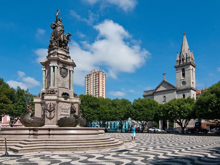 Manaus, Amazonas &ndash; Denkmal Europa mit Kirche S&atilde;o Sebasti&atilde;o