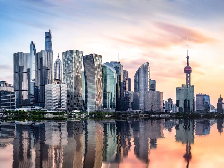 Shanghai, China &ndash; Gl&auml;serne Skyline mit Fernsehturm